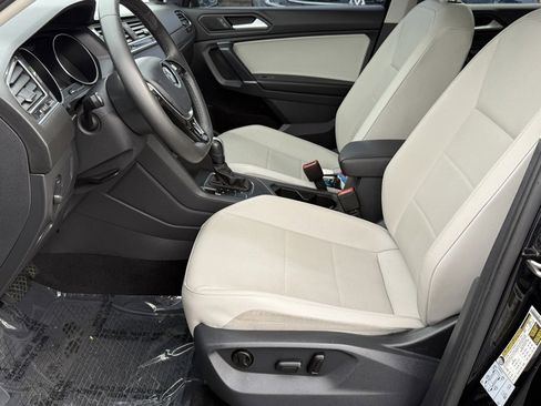 Used 2020 Volkswagen Tiguan SE w/ Panoramic Sunroof Package image 12