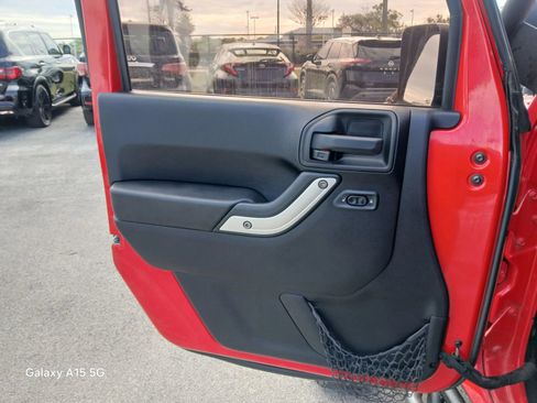 Used 2015 Jeep Wrangler Unlimited Sahara w/ Connectivity Group AWD/4WD image 11