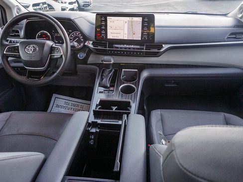 Used 2023 Toyota Sienna Limited image 15
