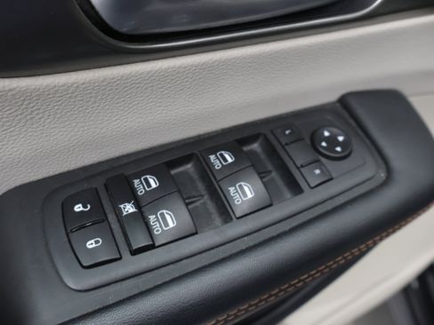 Used 2020 Chrysler Pacifica Touring-L Plus FWD image 40