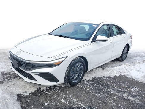 Used 2024 Hyundai Elantra SEL image 3