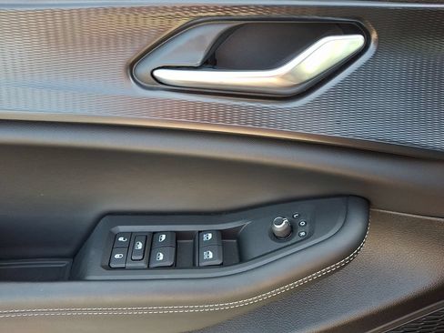 Used 2025 Jeep Grand Cherokee Laredo w/ Luxury Tech Group I AWD/4WD image 15