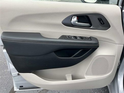 Used 2024 Chrysler Pacifica Touring-L image 30