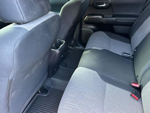 Used 2022 Toyota Tacoma TRD Off-Road image 12