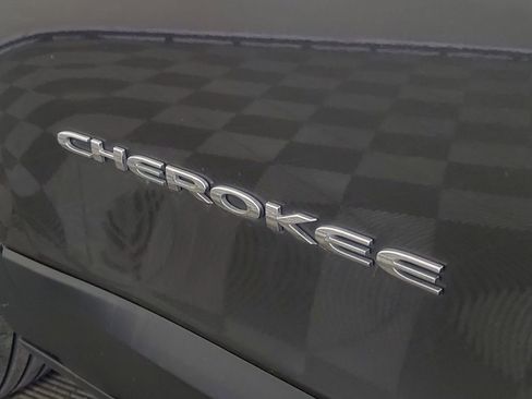 Used 2016 Jeep Cherokee Limited AWD/4WD image 6