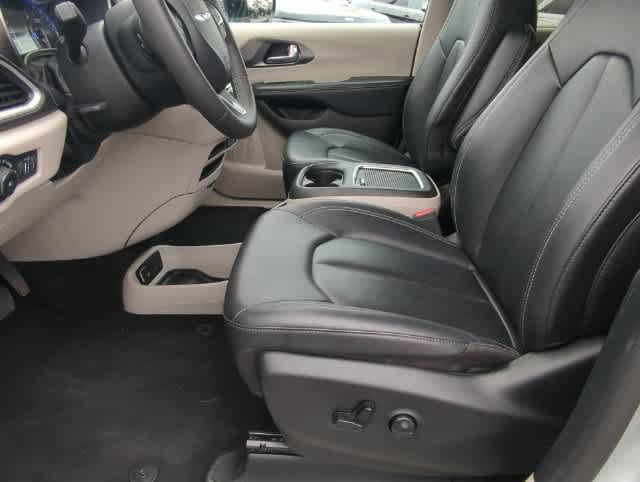 Certified 2024 Chrysler Pacifica Touring-L FWD image 16