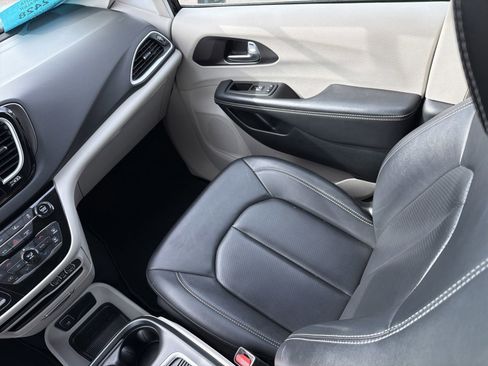 Used 2024 Chrysler Pacifica Touring-L image 11