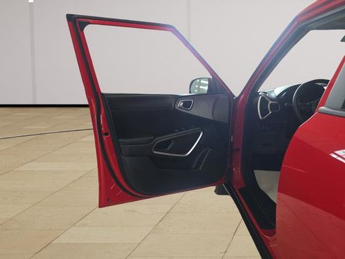 Used 2025 Kia Soul LX w/ LX Technology Package FWD image 25