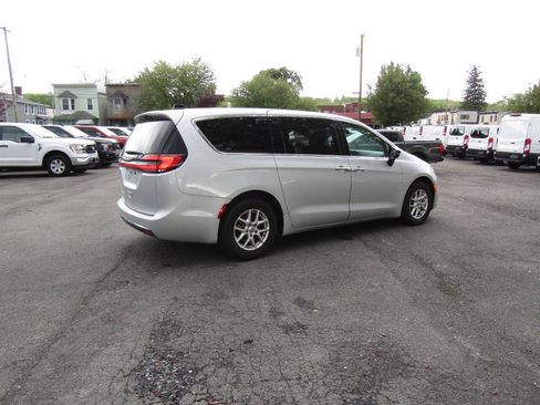Used 2024 Chrysler Pacifica Touring-L FWD image 38