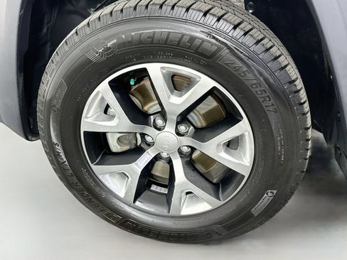 Used 2017 Jeep Cherokee Trailhawk AWD/4WD image 31