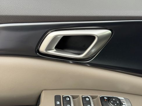 Certified 2025 Kia Carnival LXS FWD image 19