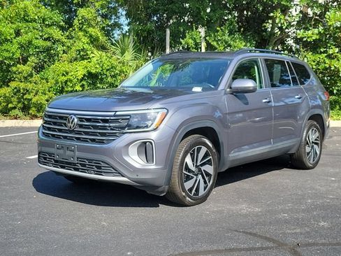 Used 2025 Volkswagen Atlas SE AWD/4WD image 2