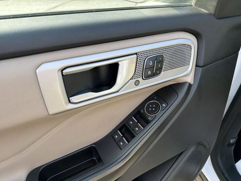 Used 2020 Ford Explorer Limited image 19