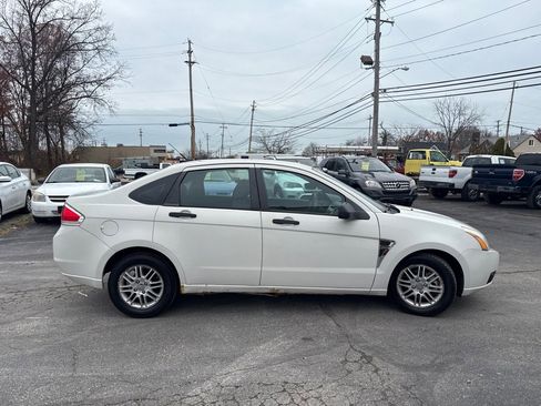 Used 2011 Ford Focus SE image 4