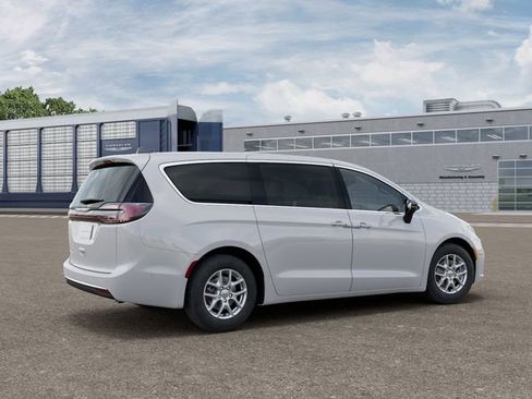 Used 2025 Chrysler Pacifica Select FWD image 4