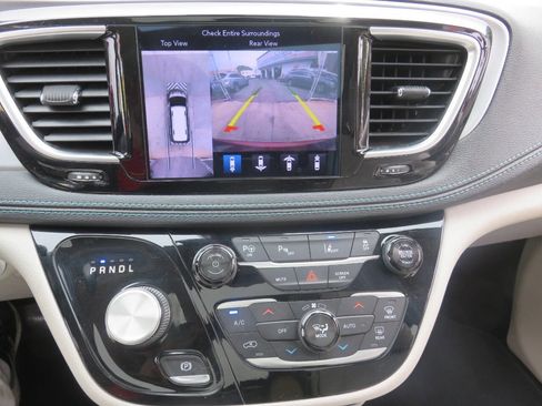Used 2018 Chrysler Pacifica Limited w/ Advanced Safetytec Group FWD image 18