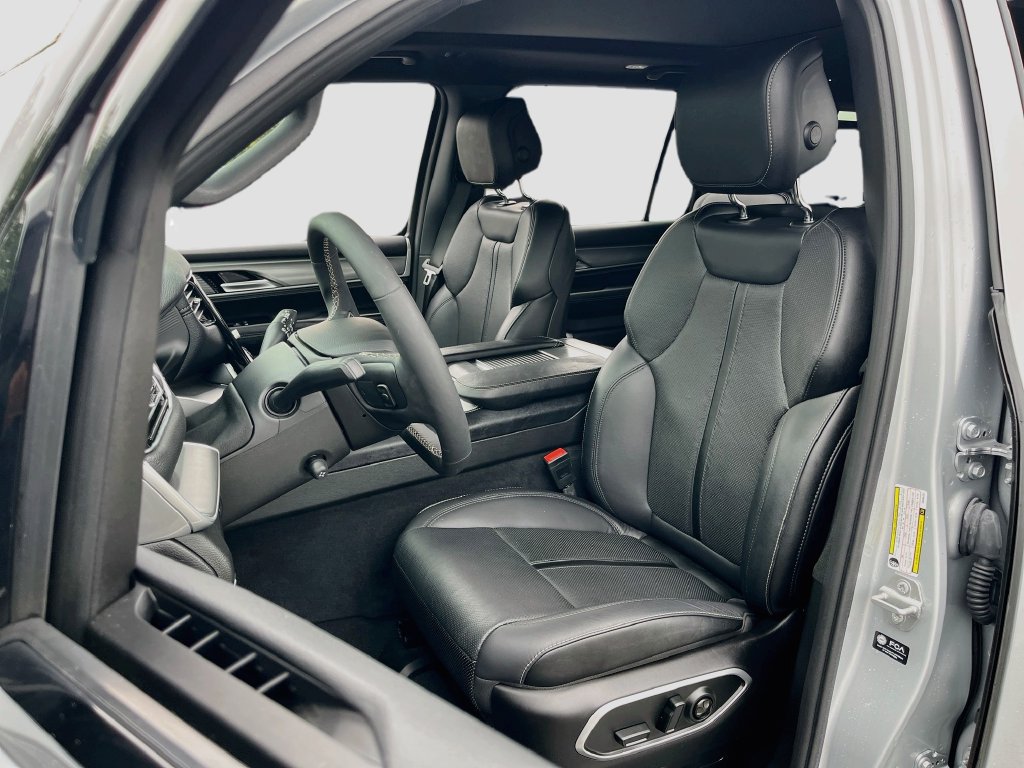 Used 2025 Jeep Wagoneer Series II w/ Premium Group I AWD/4WD image 22