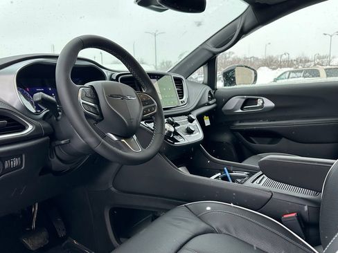 New 2026 Chrysler Pacifica Limited image 8