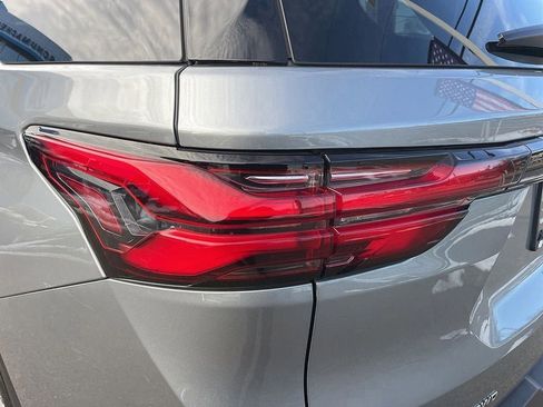 Used 2023 Chevrolet Traverse LT image 19