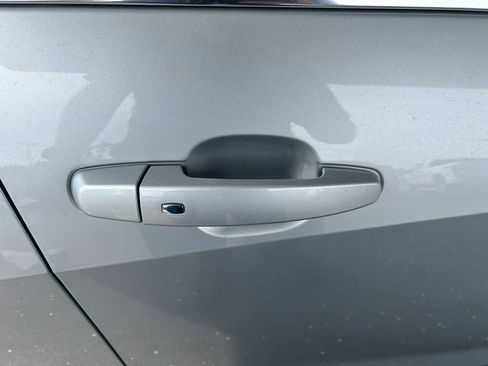 Used 2019 Chevrolet Malibu Hybrid w/ Leather Package image 4