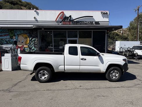 Used 2017 Toyota Tacoma SR RWD image 2