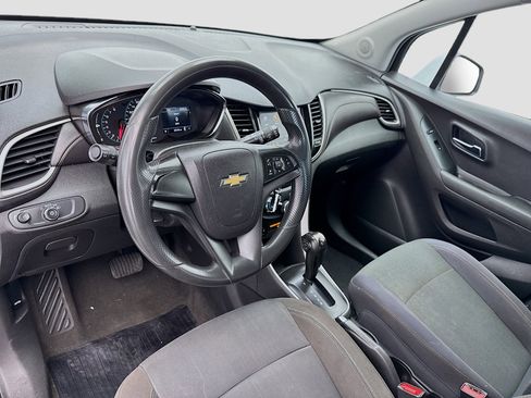 Used 2020 Chevrolet Trax LS FWD image 7