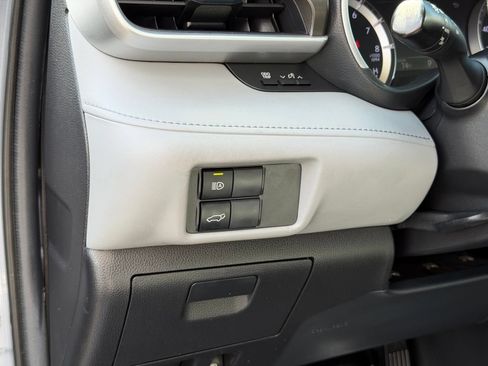 Used 2022 Toyota Highlander XLE AWD/4WD image 14