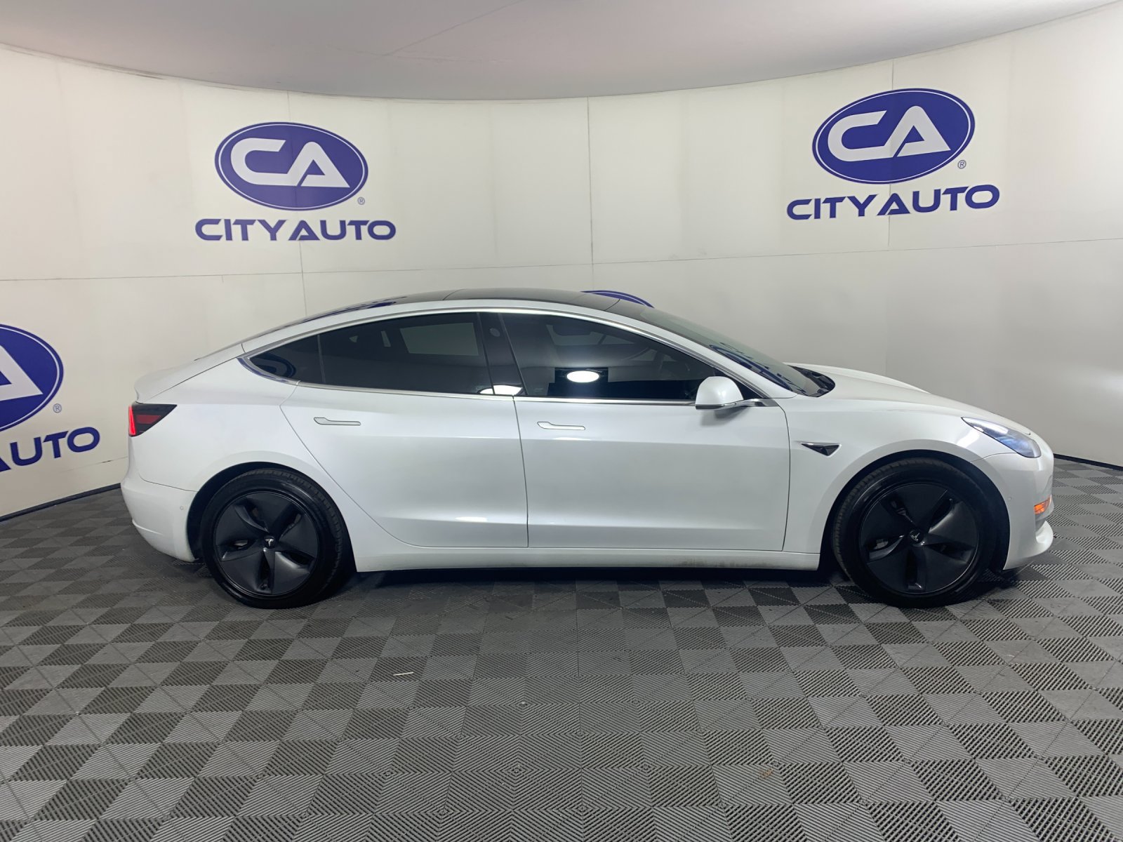 Used 2020 Tesla Model 3 Standard Range RWD image 2