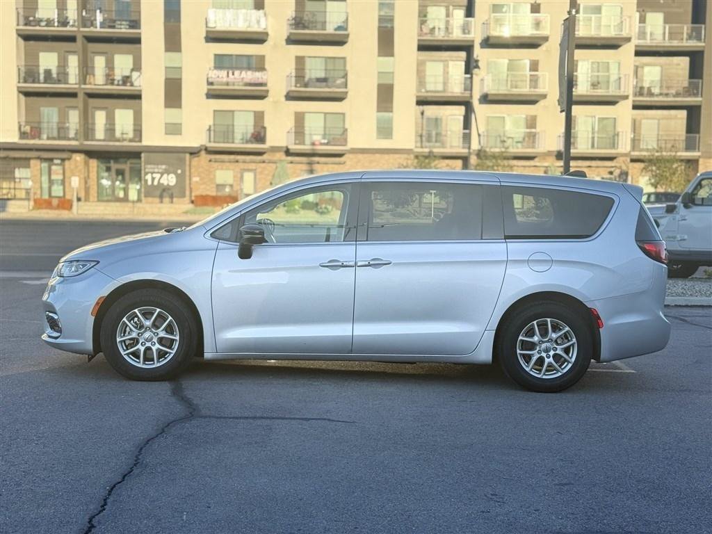 Used 2024 Chrysler Pacifica Touring-L FWD image 4