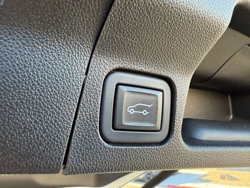 Used 2023 GMC Acadia SLT image 19