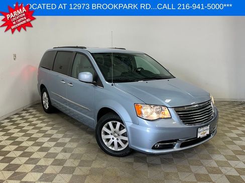 Used 2016 Chrysler Town & Country Touring w/ Driver Convenience Group image 3