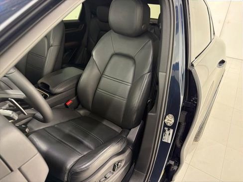 Used 2024 Porsche Cayenne Coupe AWD/4WD image 13