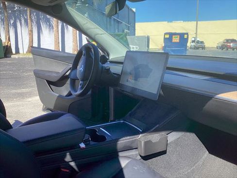 Used 2022 Tesla Model Y Long Range image 28