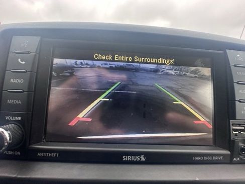 Used 2016 Chrysler Town & Country Limited image 26