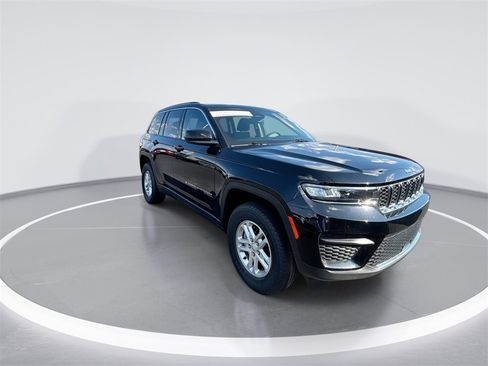Used 2023 Jeep Grand Cherokee Laredo image 2