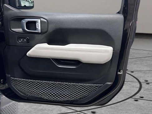 Used 2021 Jeep Wrangler Unlimited Sahara image 29