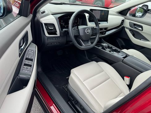 Used 2025 Nissan Rogue SL w/ Tech Package FWD image 10
