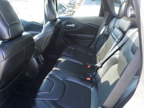 Used 2019 Jeep Cherokee Latitude Plus image 12