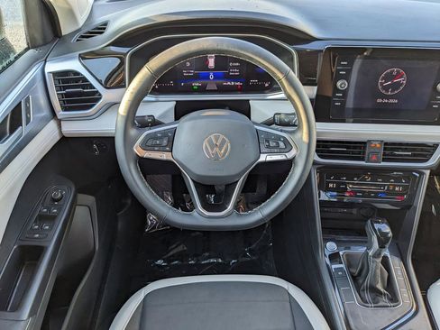 Certified 2025 Volkswagen Taos SE image 11