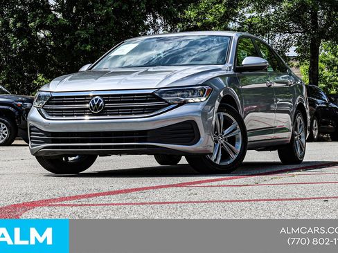 Used 2024 Volkswagen Jetta SE FWD image 3