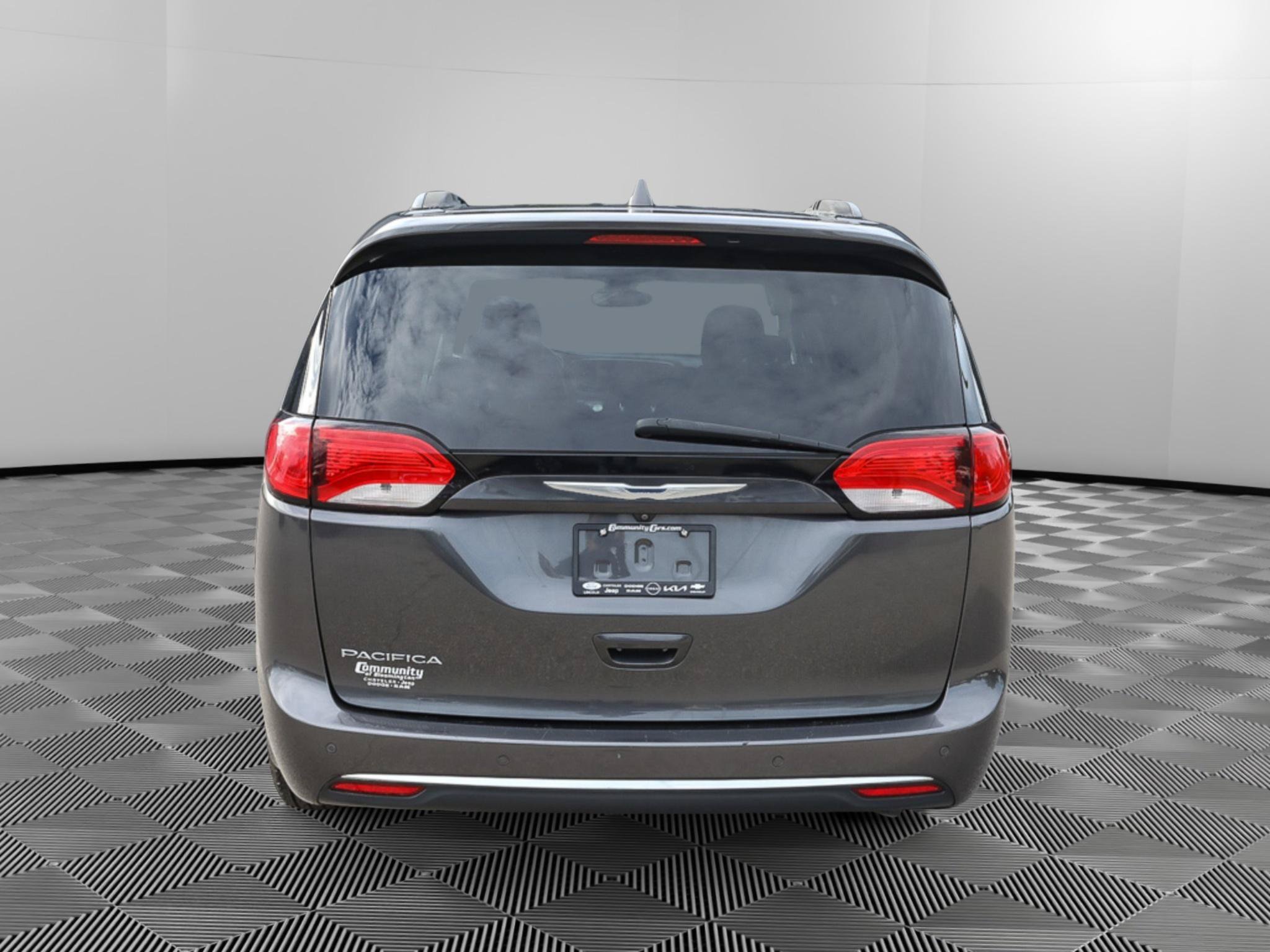 Used 2017 Chrysler Pacifica Touring-L FWD image 6