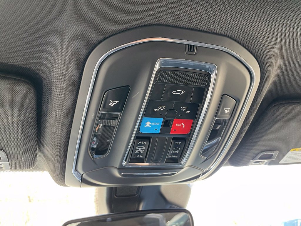 Used 2023 Jeep Grand Cherokee Altitude AWD/4WD image 16