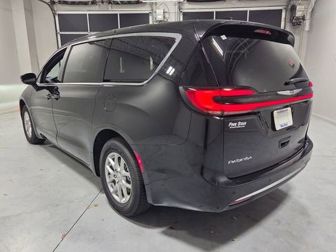 New 2026 Chrysler Pacifica Select image 9