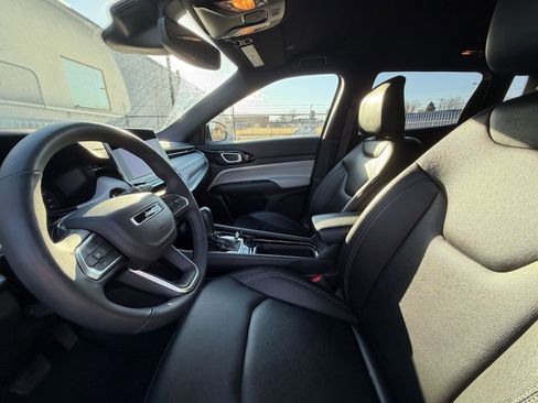 Used 2025 Jeep Compass Limited image 27