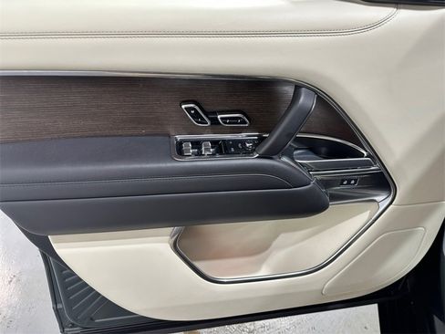 Used 2023 Land Rover Range Rover SE image 16