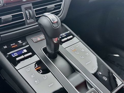 Certified 2026 Porsche Macan AWD/4WD image 18