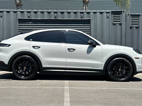 Certified 2025 Porsche Cayenne Turbo GT AWD/4WD image 9