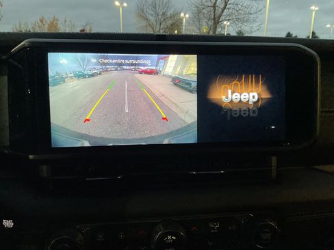 Used 2024 Jeep Wrangler Sahara image 28