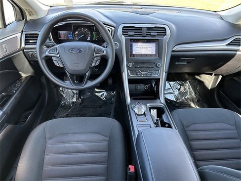 Used 2017 Ford Fusion SE w/ Fusion SE Technology Package image 23