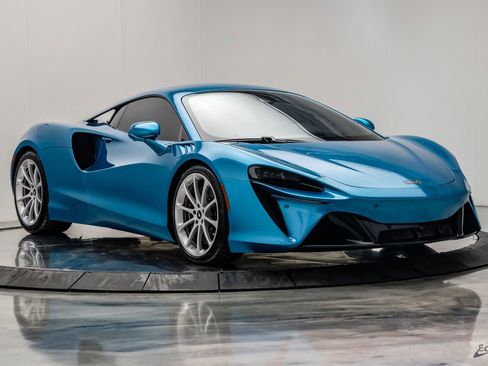Used 2024 McLaren Artura RWD image 28